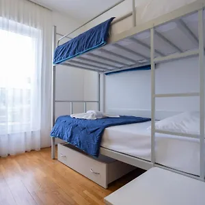 Hostel Kampus, Σπλιτ